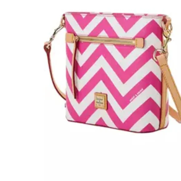 NWT Dooney & Bourke Small Zip Crossbody- Chevron Fuchsia/White - Picture 3 of 12